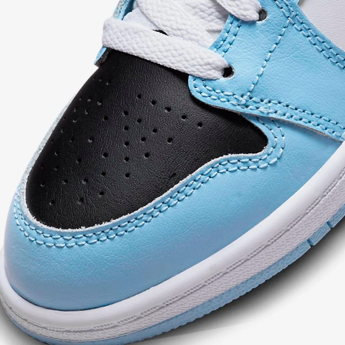 Air Jordan 1 Mid Ice Blue Blizz Sneakers 